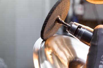 Flexible abrasive belt for grinding door handles